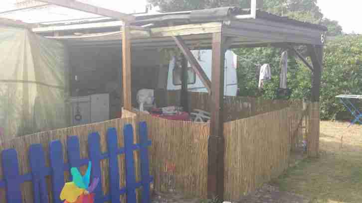 2 ältere Wohnwagen , feststehend auf einer Parzelle in Dörverden