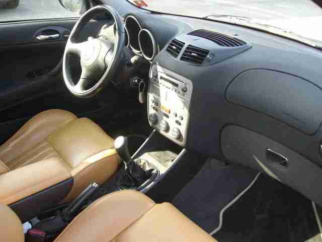 Alfa Romeo 147 1,6 Distinctive schwarz met. Leder beige, Klimaautomatik