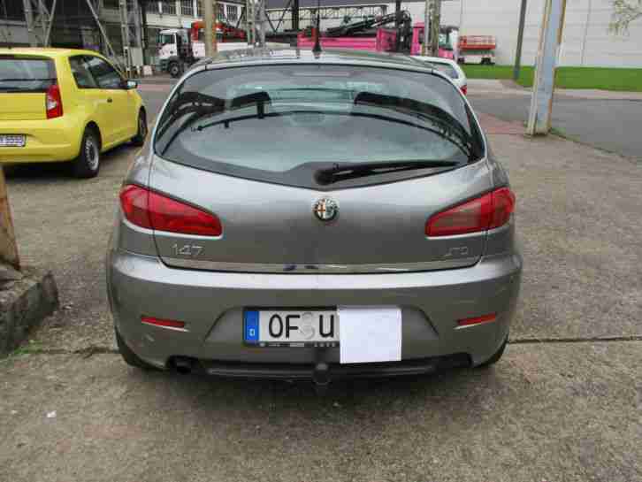 Alfa Romeo 147 / Baujahr 2005 / Grau