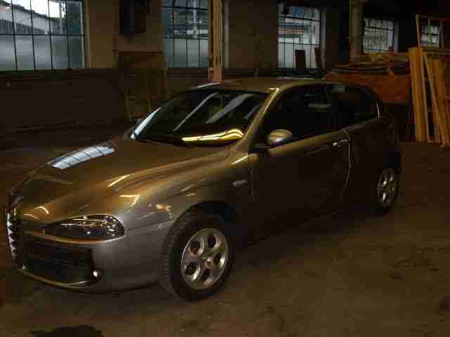 Alfa Romeo 147 / Diesel / BJ 2005 / grau