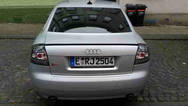Audi A4 1.8 T quattro Xenon/Solardach/usw. *Blickfang* !!190 PS!!