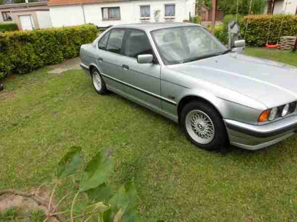 BMW 520i 24V Arktis-Silber-metallic mit 90257km auf der Uhr.