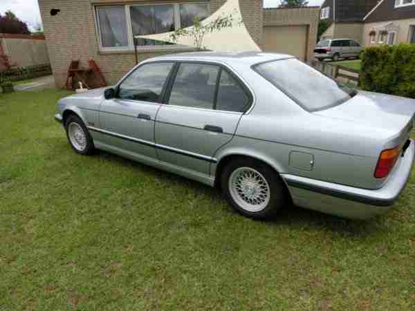 BMW 520i 24V Arktis-Silber-metallic mit 90257km auf der Uhr.