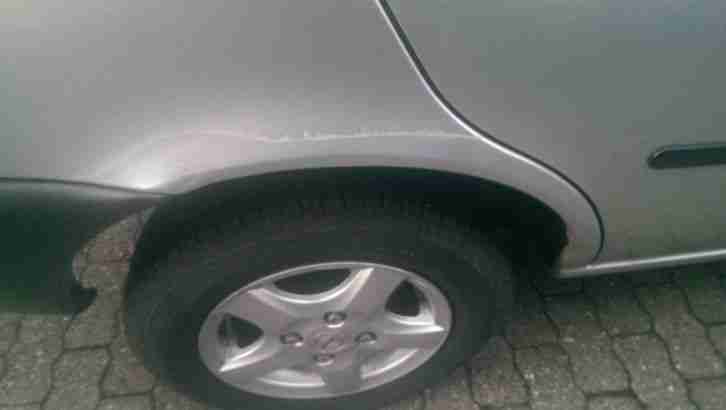 Biete einen Ford Fiesta an Bjh. 98 141000Km Tüv 08/17