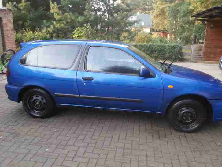 Blauer Nissan Almera N15