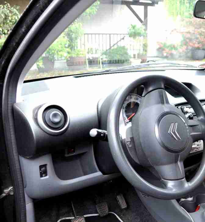 Citroen C1 schwarz EZ 2009 1.Hand 68 PS Tüv NEU 35 TKM lückenlos Scheckheft