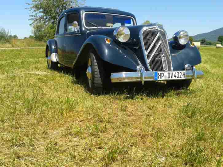 Citroen Traction 15 CV Six mit Faltdach