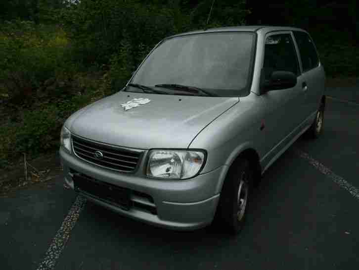 Daihatsu Cuore 2002 J Silber 3 Türer