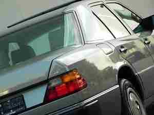 Exquisite Eleganz in Leder & Wurzelnuss: MB W124 230E mit ORIGINAL 72.962 km