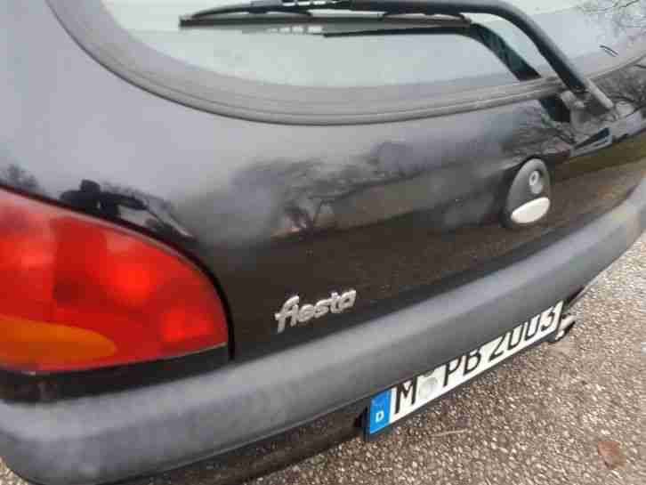 Ford Fiesta BJ 01/2002 mit el. Schiebedach 8 fach bereift auf Alufelgen