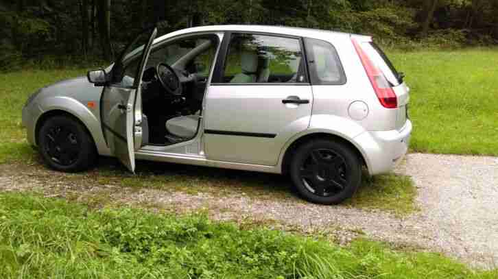 Ford Fiesta war Opa auto im fast Neuzustand. Ghia