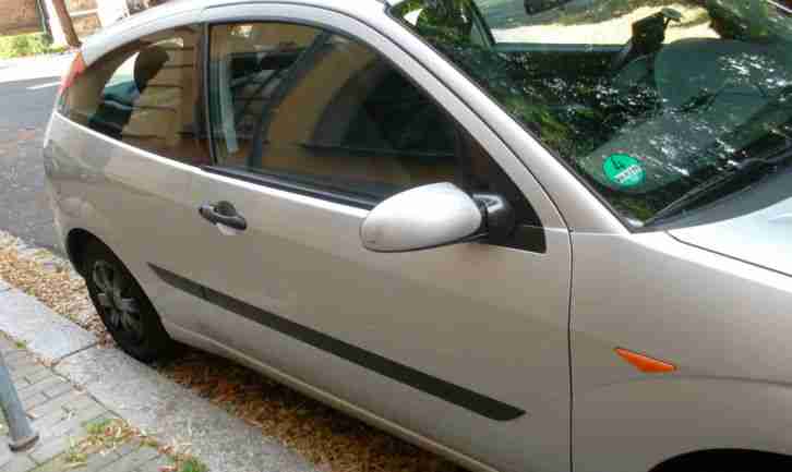 Ford Focus 1,4i silbermetallic TÜV 02/2017