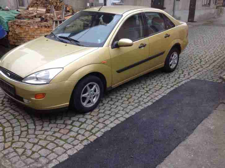 Ford Focus 1.8 Goldmetallic