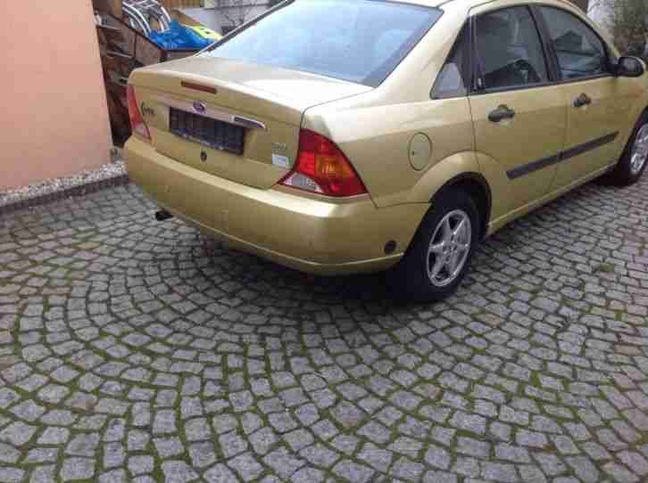 Ford Focus 1.8 Goldmetallic
