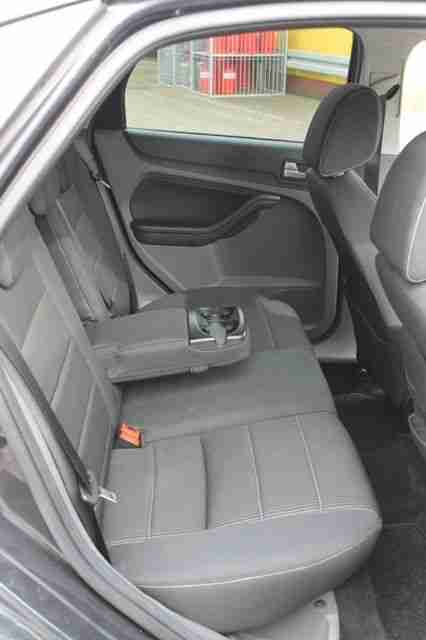 Ford Focus 2.0 16V Aut. Titanium, abnehmbare AHK, NAVI, Sitzheizung, 145PS