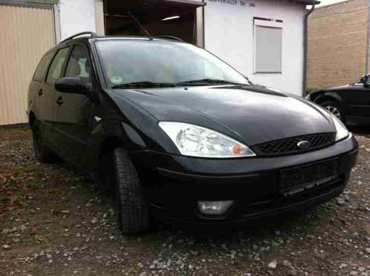 Ford Focus Kombi in Schwarz 1.8 85KW BJ 2002