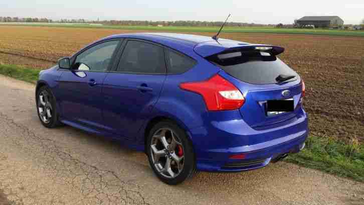 Ford Focus ST 250PS Navi Rückfahrkamera Recaro USB CD Radio Ass. Paket II ...