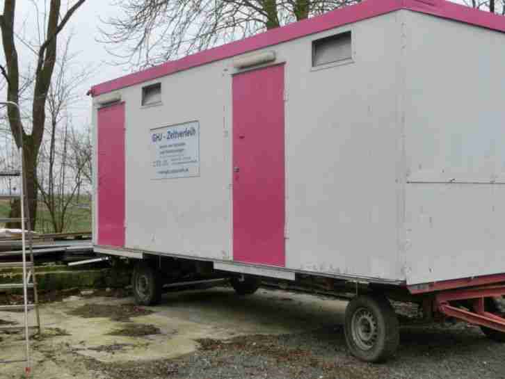 Großer Toilettenwagen