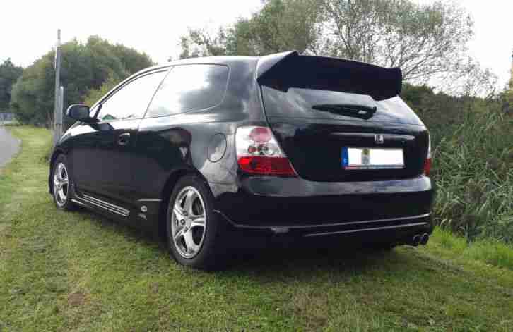 Honda Civic mit Flügeltüren / 8-fach Bereifung