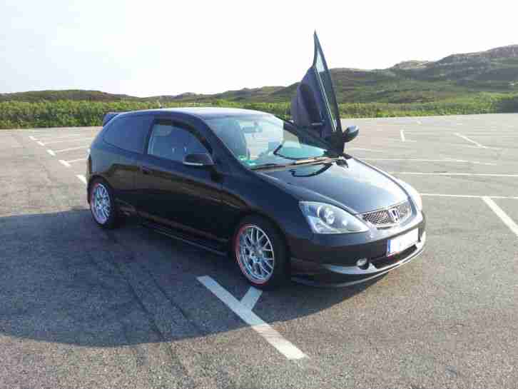 Honda Civic mit Flügeltüren / 8-fach Bereifung