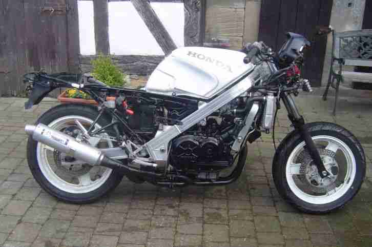 Honda VFR 700/750 mit Yoshimura 4 in 1