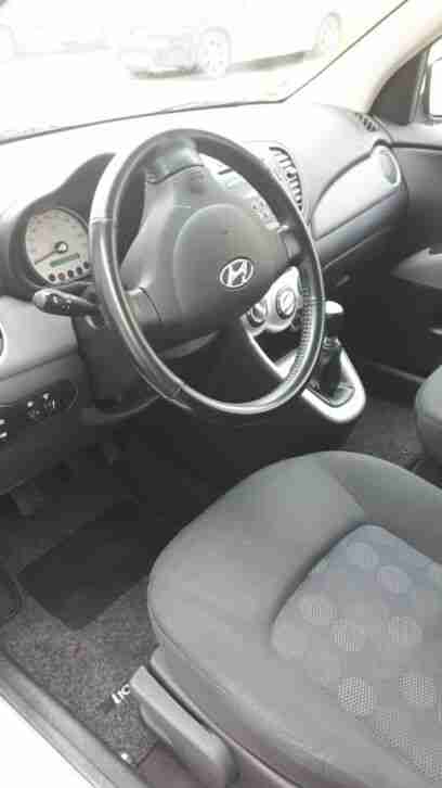 Hyundai i10 in weiß. Auto ist in einem super Zustand. TÜV ASU NEU