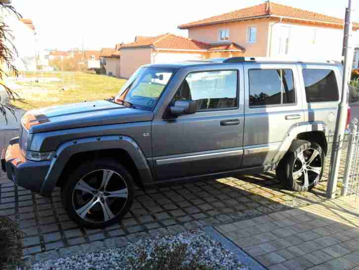 JEEP COMMANDER OVERLAND TOP SUV FAMILIENAUTO 7 SITZER