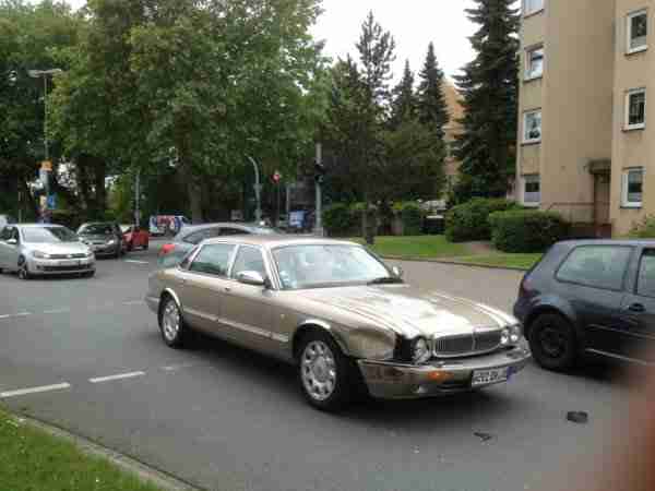 Daimler Super V8 RHD mit leichtem Unfall