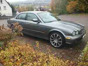 Jaguar XJ 8 gegen MERCEDES US CAR OLDTIMER