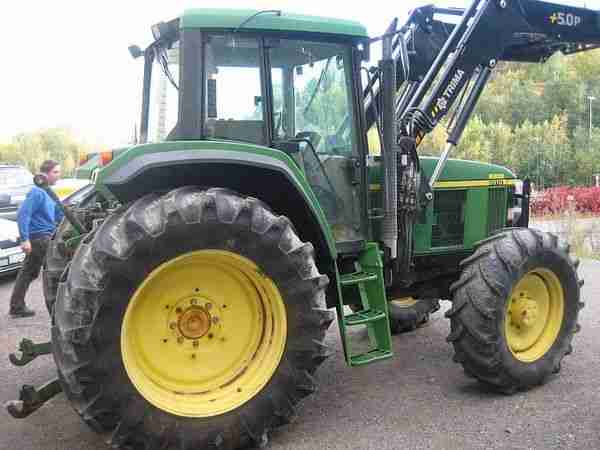 John Deere 681O Traktor mit FL