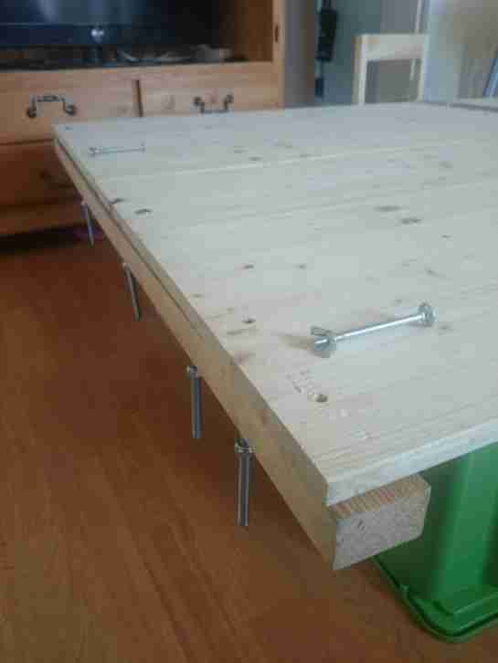 KIA Carens II Betteinbau