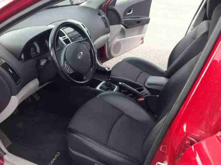 KIA ceed Kombi mit einer Top Ausstattung TÜV 02/2018