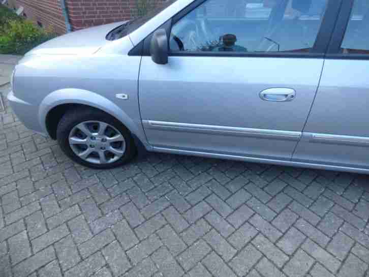 Kia Carens EZ01/2006 143000 mit kleinen Schönheitsfehlern