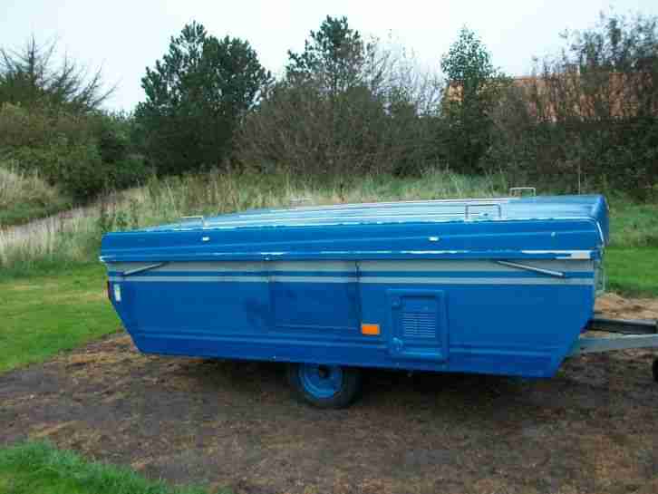 Klappwohnwagen der Marke LENIOR BJ.1986 mit Vorzelt Cortina II in blau.