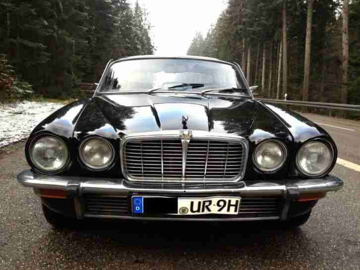 Klassischer schwarzer Jaguar XJ 6
