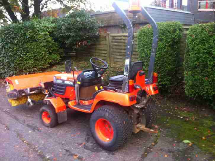 Kubota BX 2200 mit Kehrmaschine Schneeräumer aus