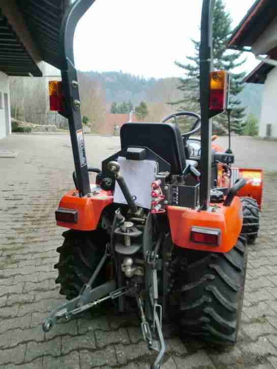Kubota Kompakttraktor BX2350 mit Räumschild und Frontlader