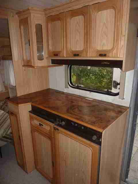 LMC Luxus 430 TF, nur 1.000 kg zGG, 3 Schlafplätze, Vorzelt, Tempo 100 Zulass.