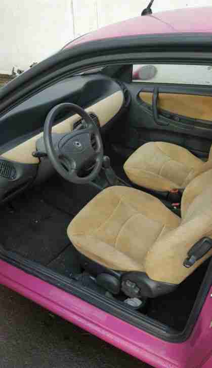 Lancia Ypsilon in Pink