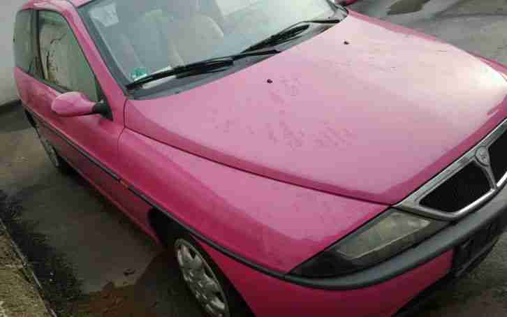 Lancia Ypsilon in Pink
