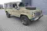 Land Rover (Defender) 110 ex Britische Arme. Links