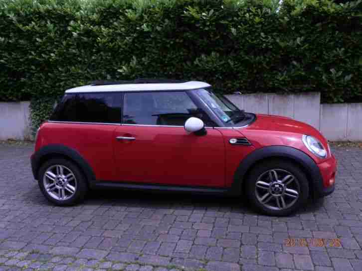 MINI Cooper weiss-rot, 1,6 ccm, 122 PS