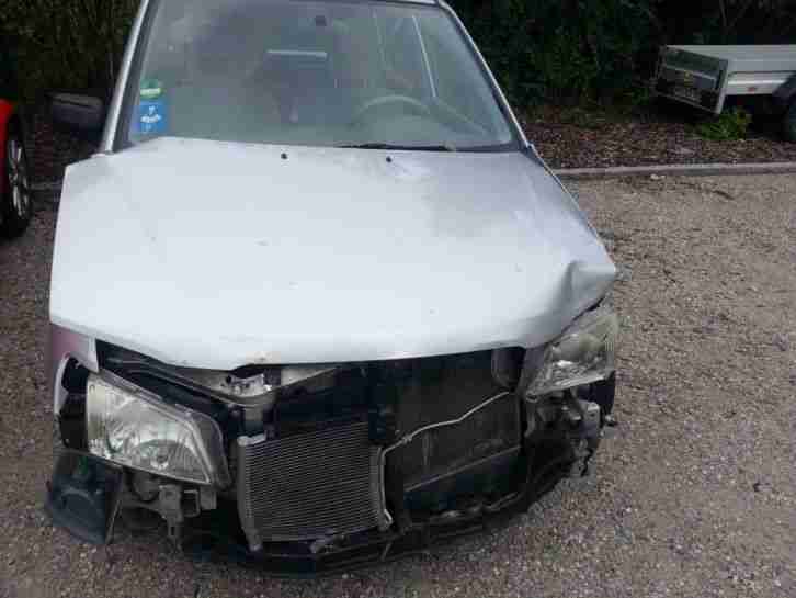 Mazda Demio Unfallfahrzeug mit Totalschaden