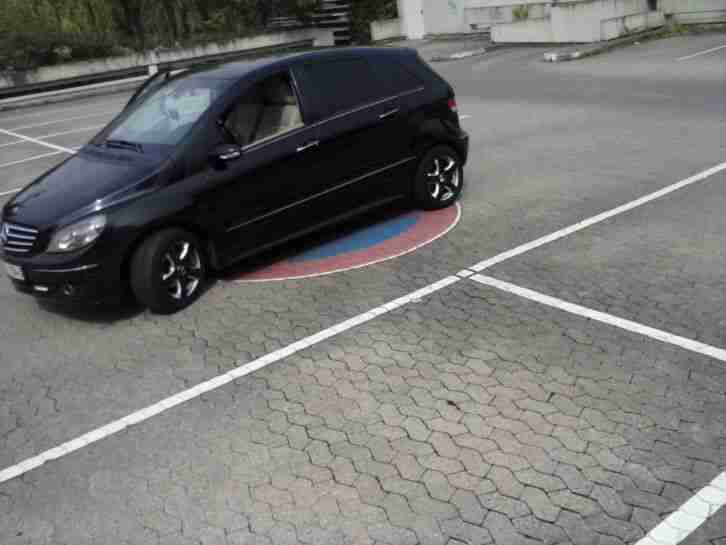 Mercedes-Benz Panoramadach Klima Anhängerkupplung Blackserie Innenraum Beige
