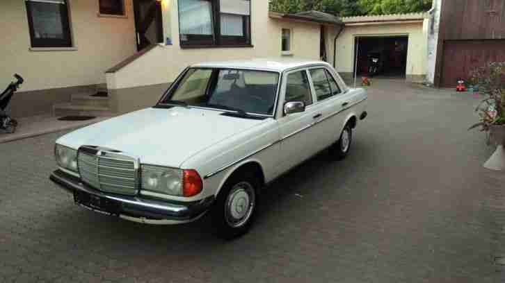 Mercedes Benz W123 E200 Oldtimer 1 Hand