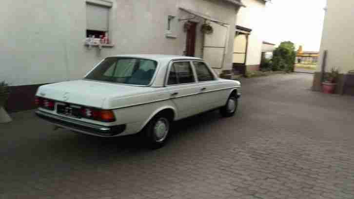 Mercedes Benz W123 E200 Oldtimer 1 Hand