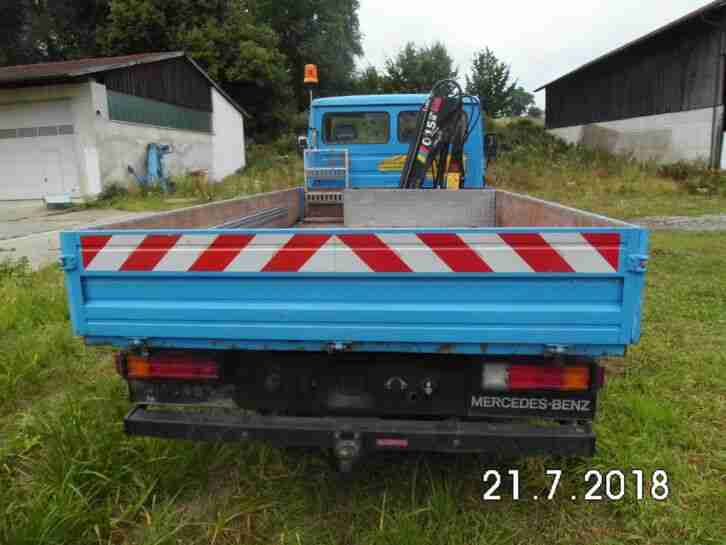 Mercedes LKW mit Ladekran