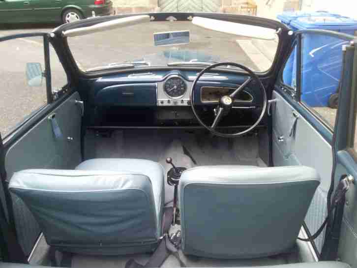 Morris Minor Cabriolet mit blauen Ledersitzen