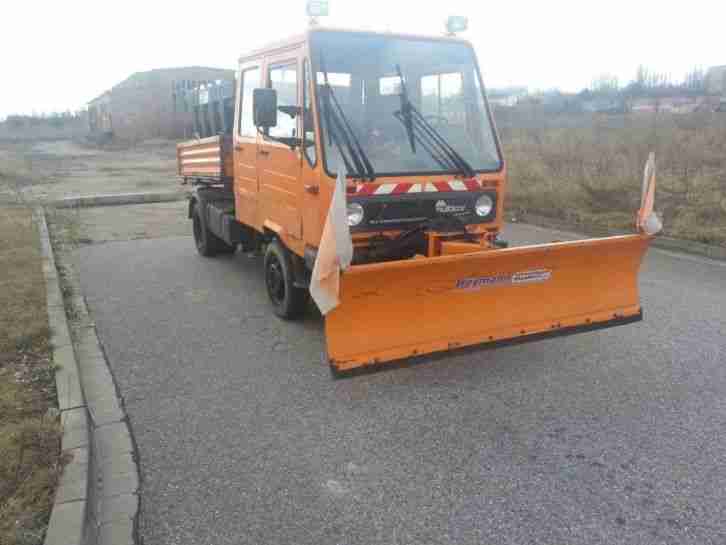 Multicar M26 mit Schiebeschild, Streuaufsatz, Allrad