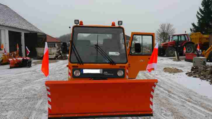Multicar m26 mit Schneeschild und Streuer